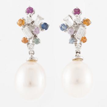 Örhängen, ett par, 18K vitguld med odlade sötvattenspärlor, flerfärgade safirer och diamanter.