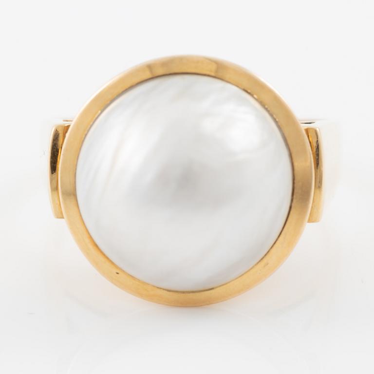 Ring 18K gold with mabé pearl.