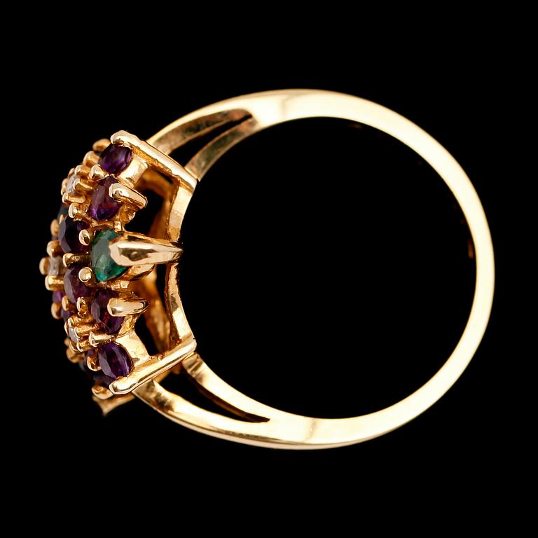 RING, 18 k guld, smaragder, ametister, diamanter.