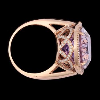 A large kunzite, 30.95 cts, and brilliant cut diamond ring, tot. 1.12 cts.