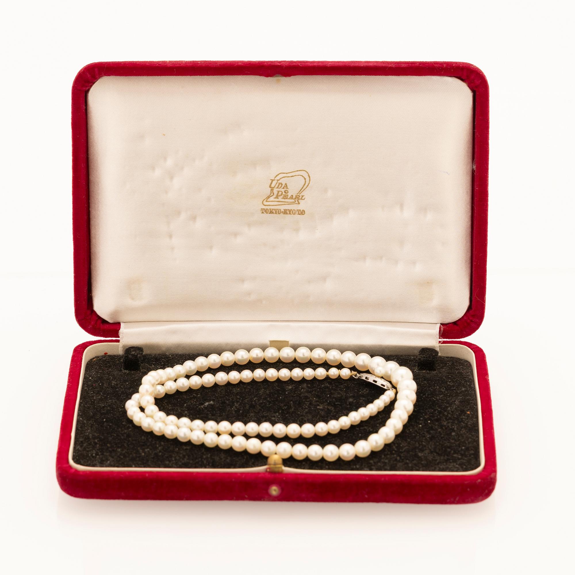 Necklace of graduated cultured pearls with a silver clasp.