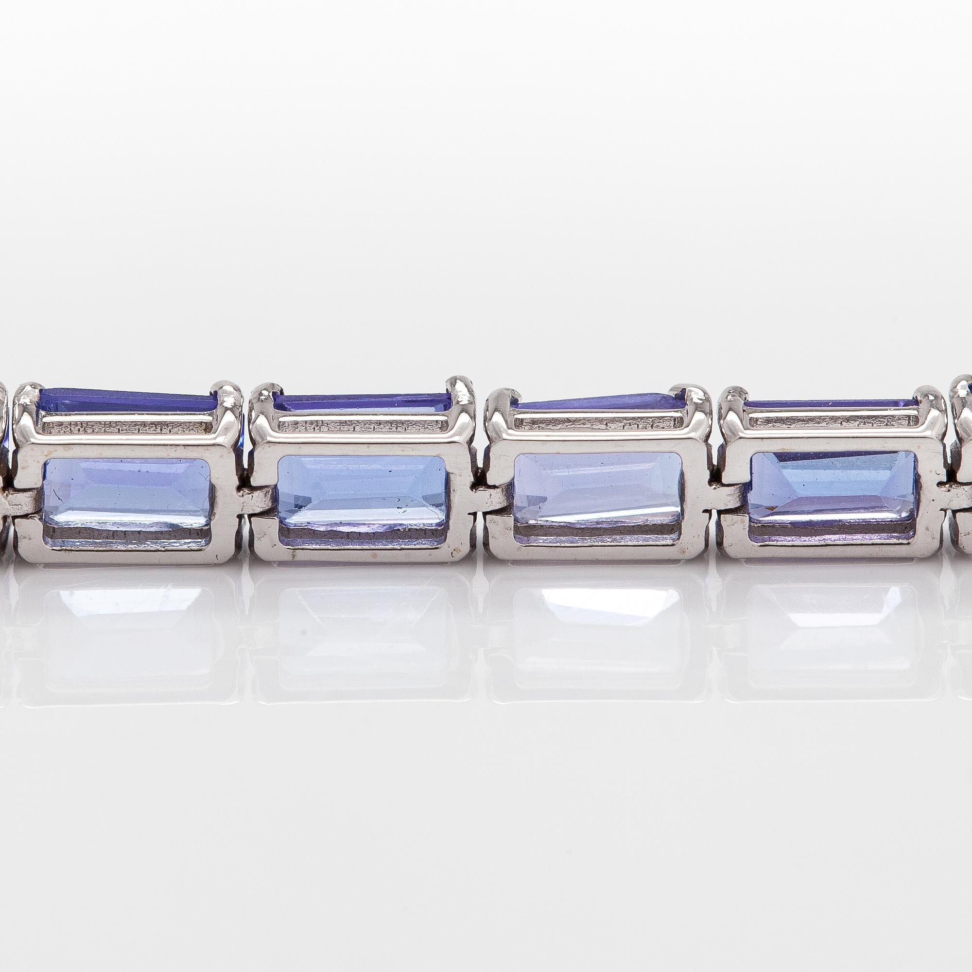 A 14K white gold bracelet with tanzanites. With Gemological center certificate.