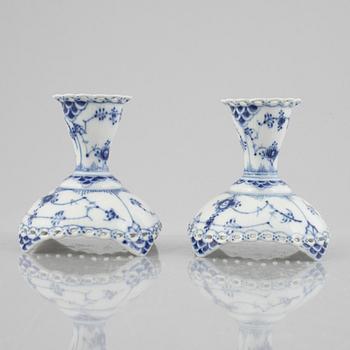 Ljusstakar, ett par, porslin, Royal Copenhagen, "Musselmalet helblond", modell 1138, 1974-78.