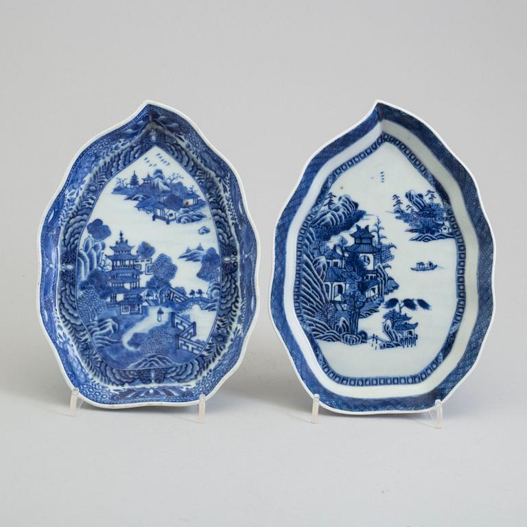 LÖVFORMADE FAT, två stycken, kompaniporslin. Qingdynastin, Qianlong (1736-95).