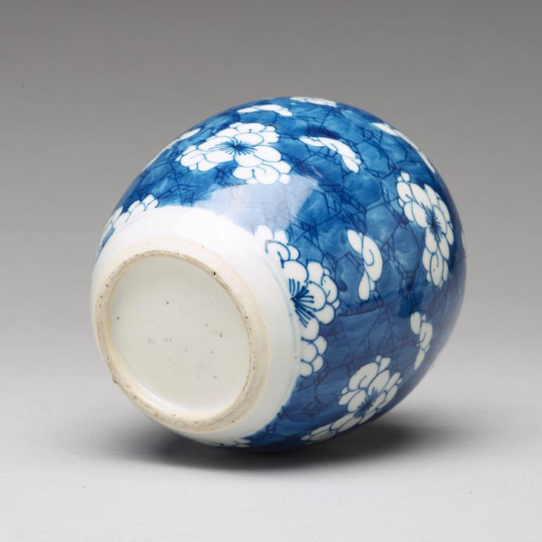 A blue and white jar, Qing dynasty, Kangxi (1662-1722).