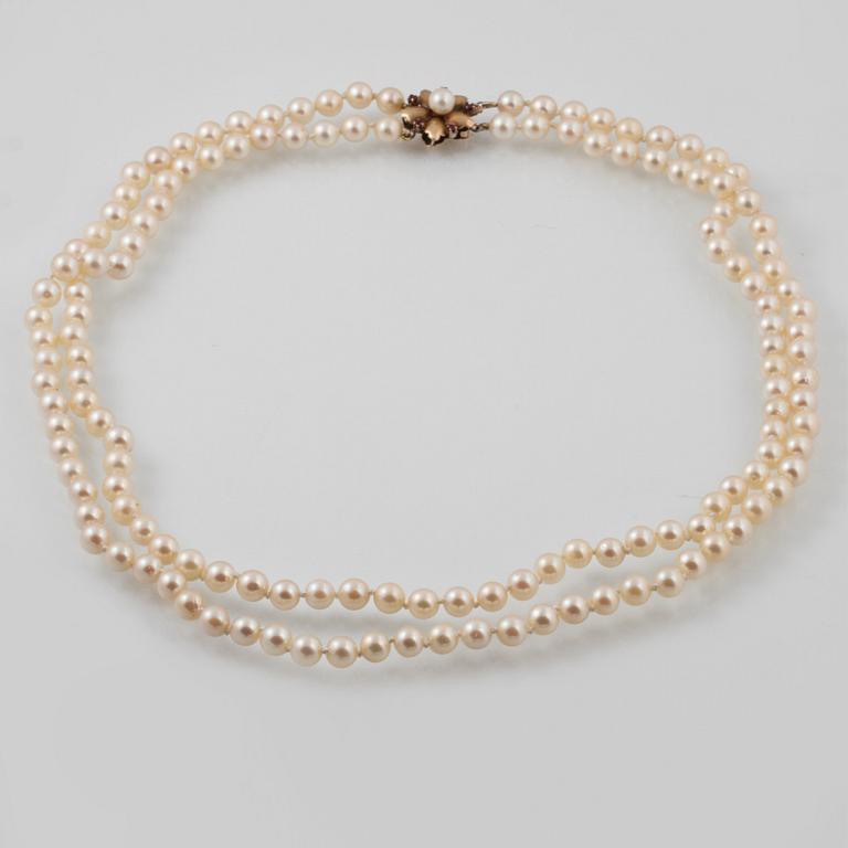 COLLIER, odlade pärlor med lås i 14K guld och 5 fasettslipade rubiner.