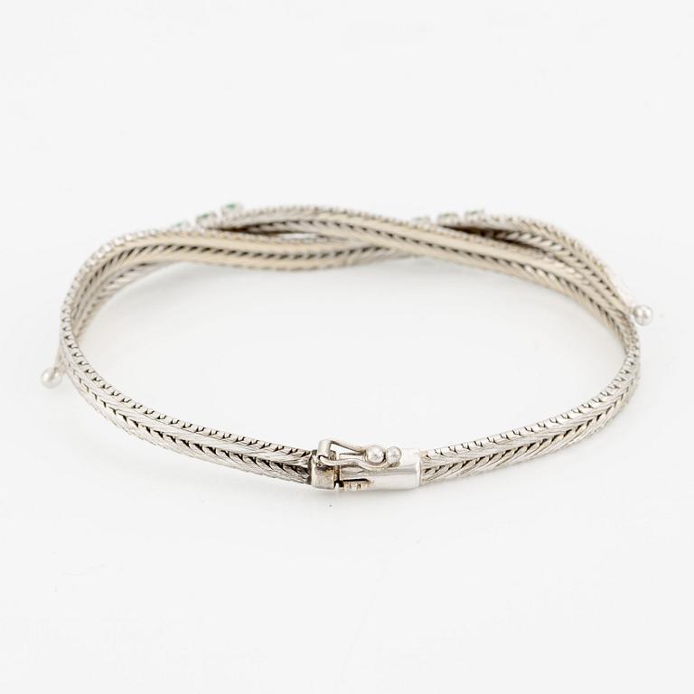 Armband, 18K vitguld med små smaragder.