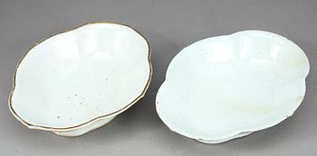 SKÅLAR, 2 st snarlika. Porslin, Kina. 1800-tal.