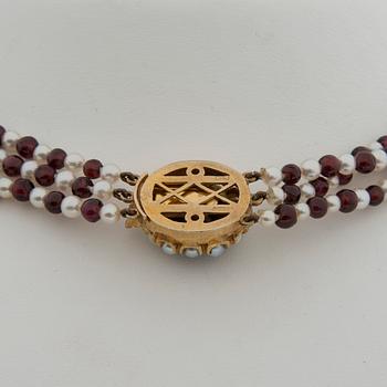 COLLIER, odlade pärlor och granater. Lås 9K guld, fasettslipad granat.