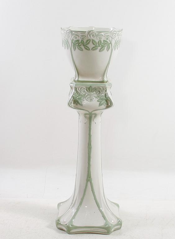 PIEDESTAL MED YTTERFODER, porslin. Rörstrand. 1800-talets slut.