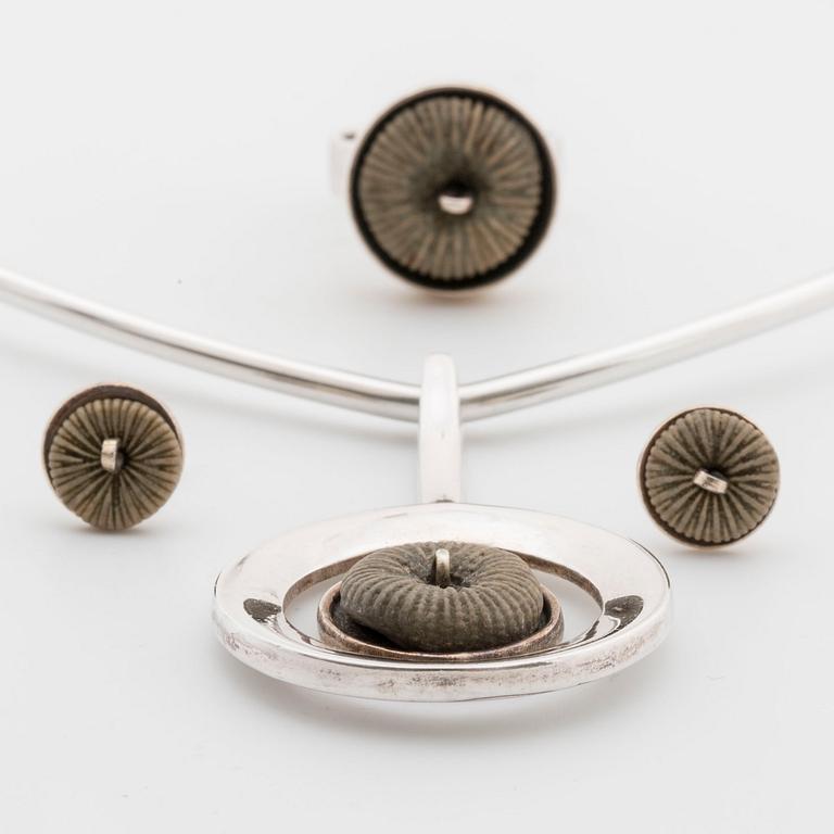 Collier with pendant, earrings and ring, "Fossil", silver with fossil. Ibe Dahlquist.