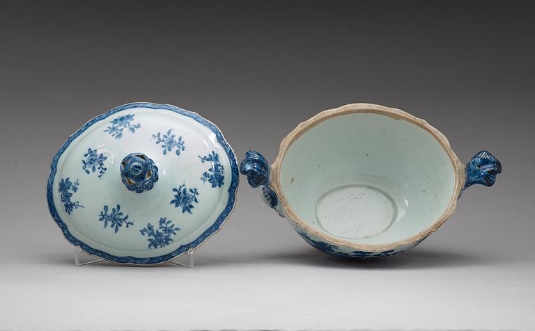 A blue and white tureen with cover and stand, Qing dynasty, Qianlong (1736-95).