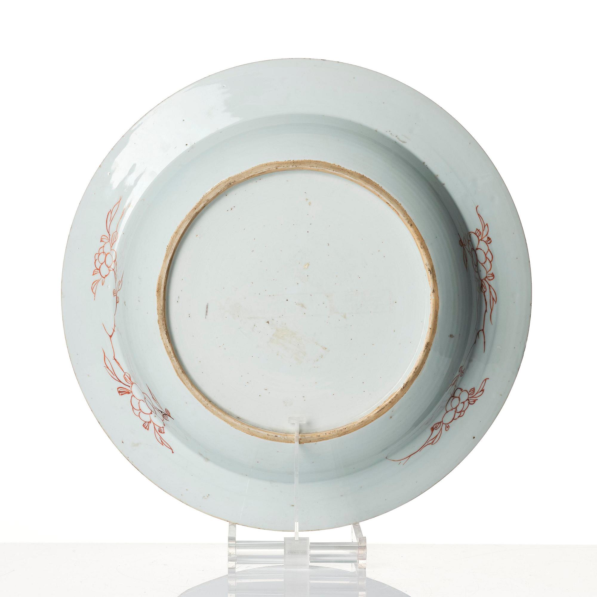A large famille rose basin, Qing dynasty, 18th century.