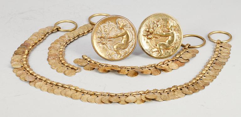 GARDINHÅLLARE samt GARDINOMTAG, ett par, 1800-tal.