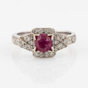 Ring in 18K white gold with a faceted ruby and round brilliant-cut diamonds.