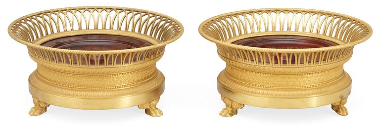 COASTERS för vinkaraffer, ett par. Frankrike, 1800-talets början. Empire.
