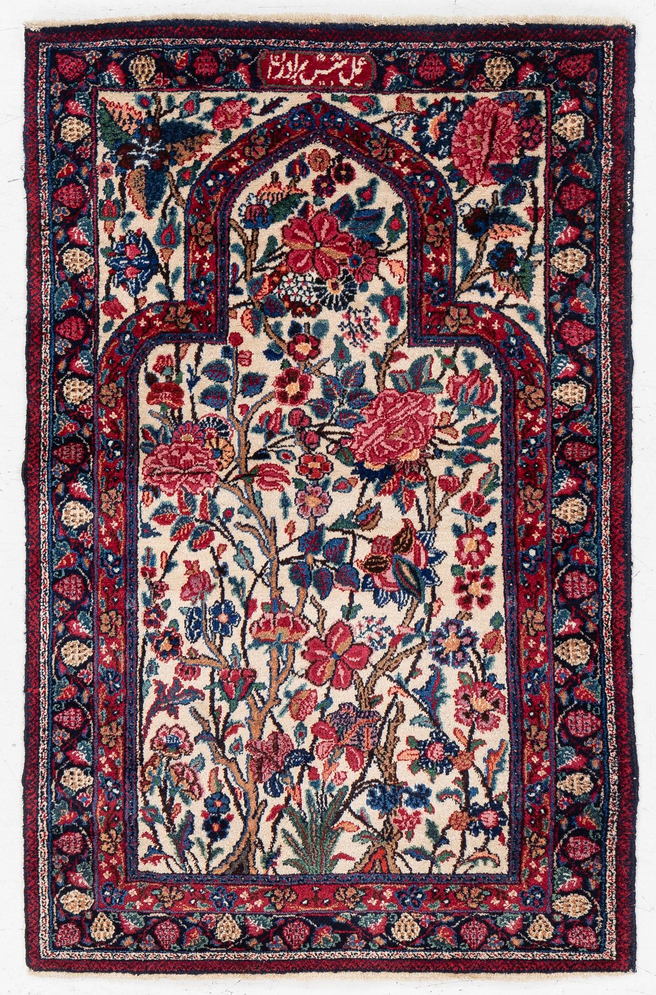 A semi-antique Meshad rug, signed, approx. 133 x 85 cm.
