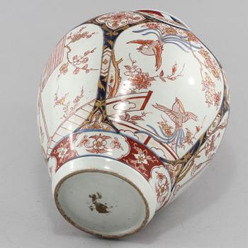 URNA, porslin, Japan, omkring sekelskiftet 1900.