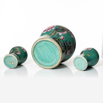 A three-piece garniture, Qing dynasty, 19th century.