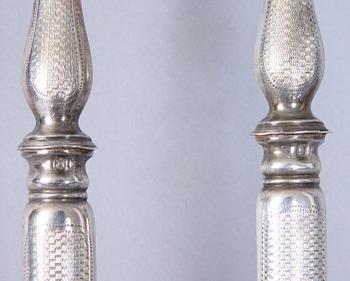 UPPLÄGGNINGSBESTICK, ett par, silver, bär otydliga stämplar.