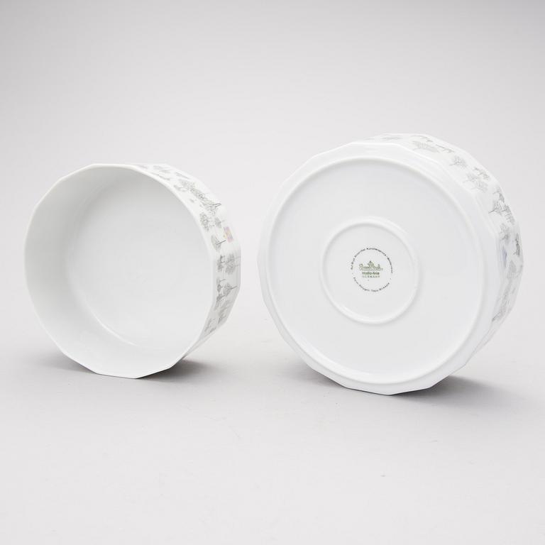 A 53 piece "Winterreise" & "Polygon"  dinner/coffee set by Rut Bryk and Tapio Wirkkala for Rosenthal. Late 20th century.