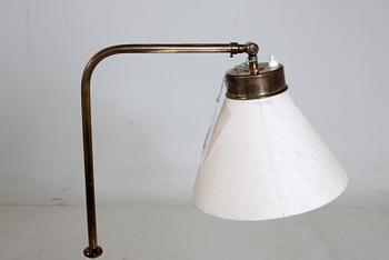 GOLVLAMPA, modell G 1842, firma Svenskt Tenn.