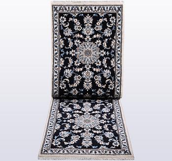 Gallerimatta, Nain, part silk, ca 300 x 77 cm.