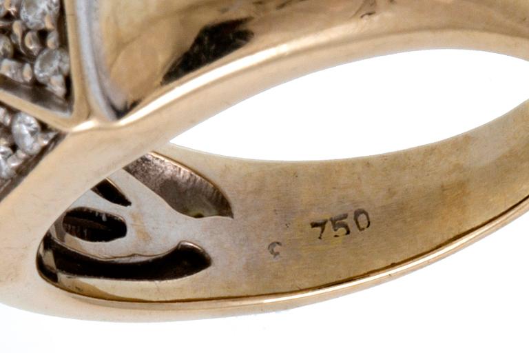 Ring 18K vitguld med 1 princesslipad diamant och briljanter ca 0,40 ct totalt, bredaste del ca 10 mm.