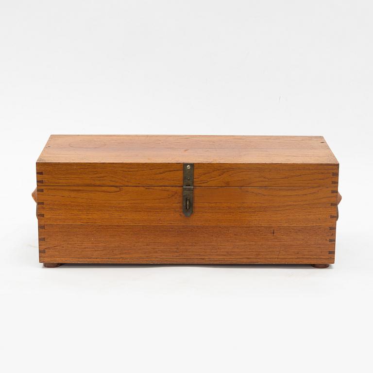 A teak box with 21 glass blottles, early 20th Century.