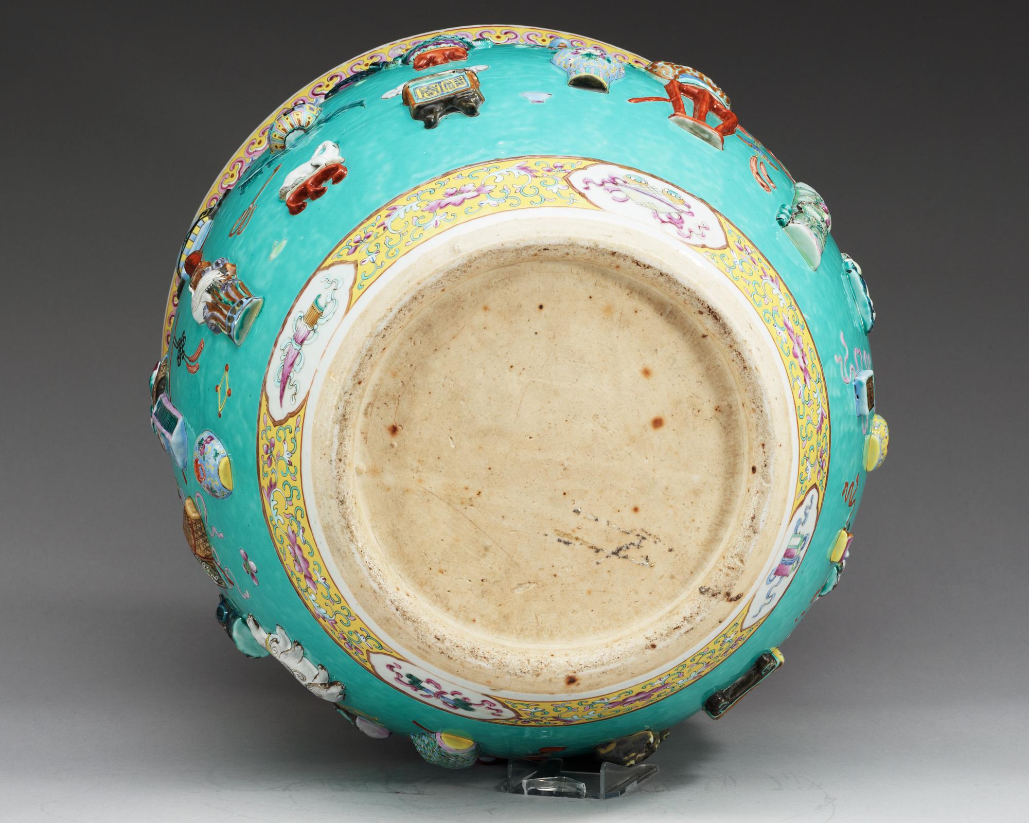 FISKBASSÄNG, porslin. Qing dynastin, 1800-tal.