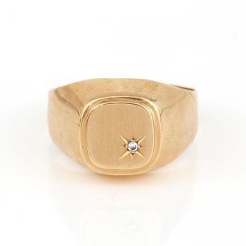 KLACKRING, med liten diamant, ca 0,01 ct, Kaplans, Stockholm, 1971. 18K guld.