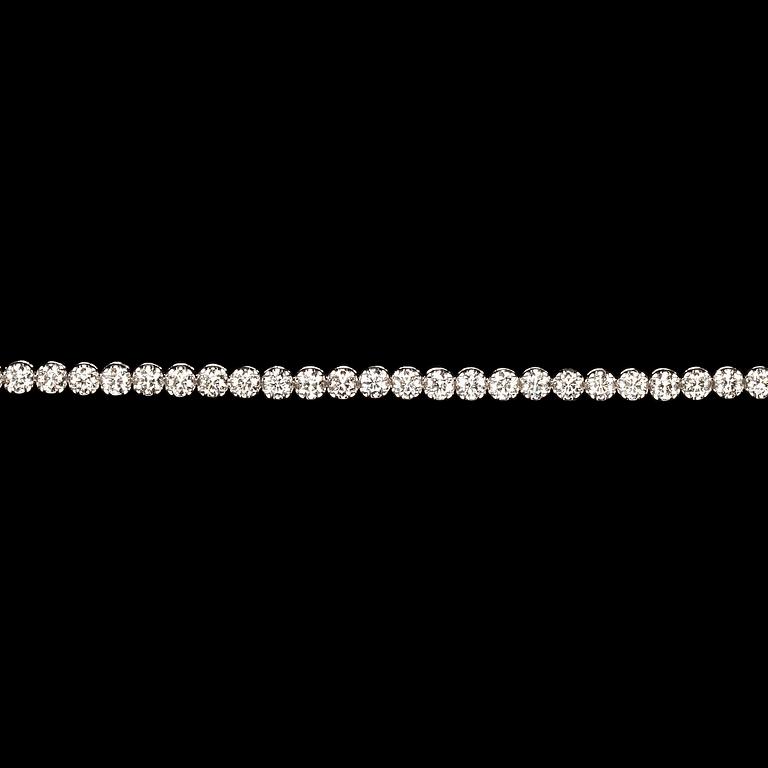 ARMBAND, 47 briljantslipade diamanter, tot. 5.04 ct.