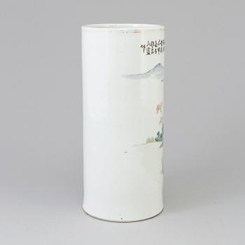 A Chinese famille rose porcelain hat stand, early 20th century.