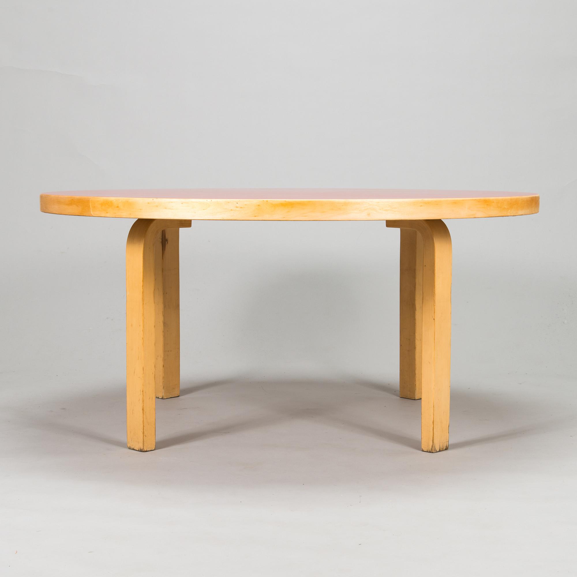 Alvar Aalto, lastenpöytä, malli 91, punainen linoleum, Artek, 1960-luku.