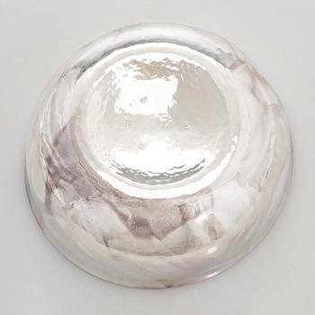A. Tillander, skål, sterlingsilver och emalj, Åbo 2005.