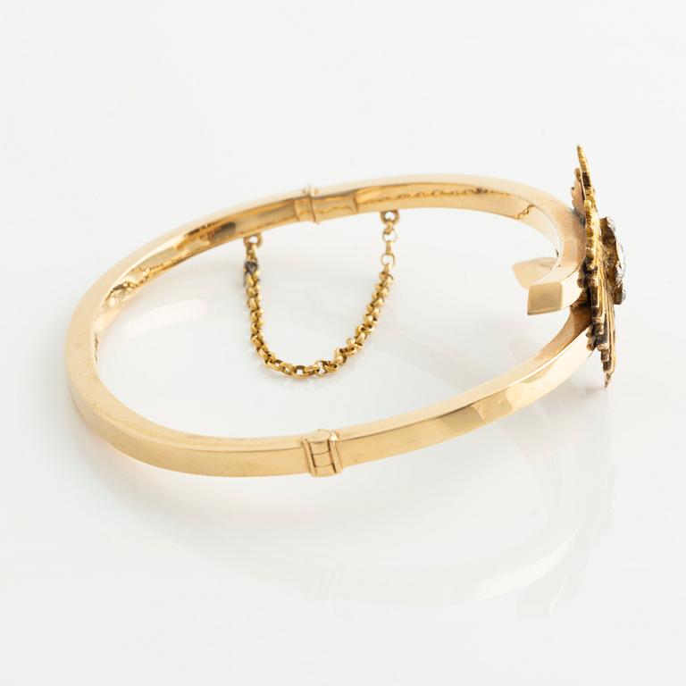 Armband 18K guld med en fastlödd del av en broschnål i guld med gammalslipade diamanter, i form av en örn.