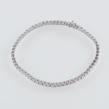 ARMBAND, 18K vitguld med briljantslipade diamanter ca 3.55 ct. Vikt 10,9 gram.