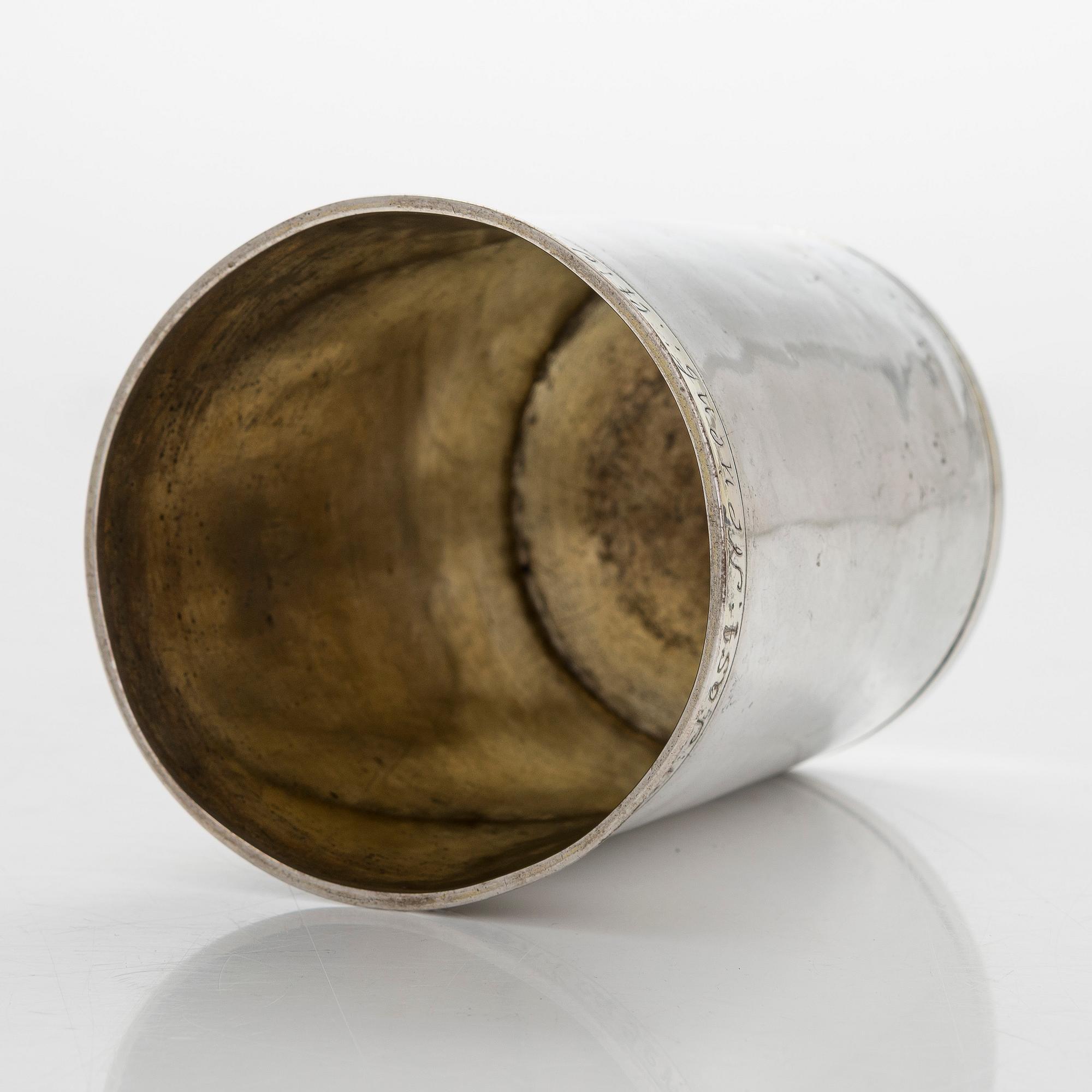 Bägare, silver, mästarstämpel OWL, 1700-talets mitt, gravyr daterad  1760. Oidentifierad mästare.