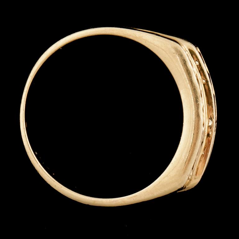RING, 18k guld med rubiner och briljantslipade diamanter. Vikt 3,2g.