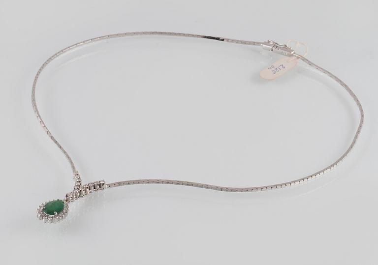 COLLIER, 18K vitguld med smaragd ca 2.52 ct samt briljantslipade diamanter ca 0.5p ct. Vikt 13,2 gram.