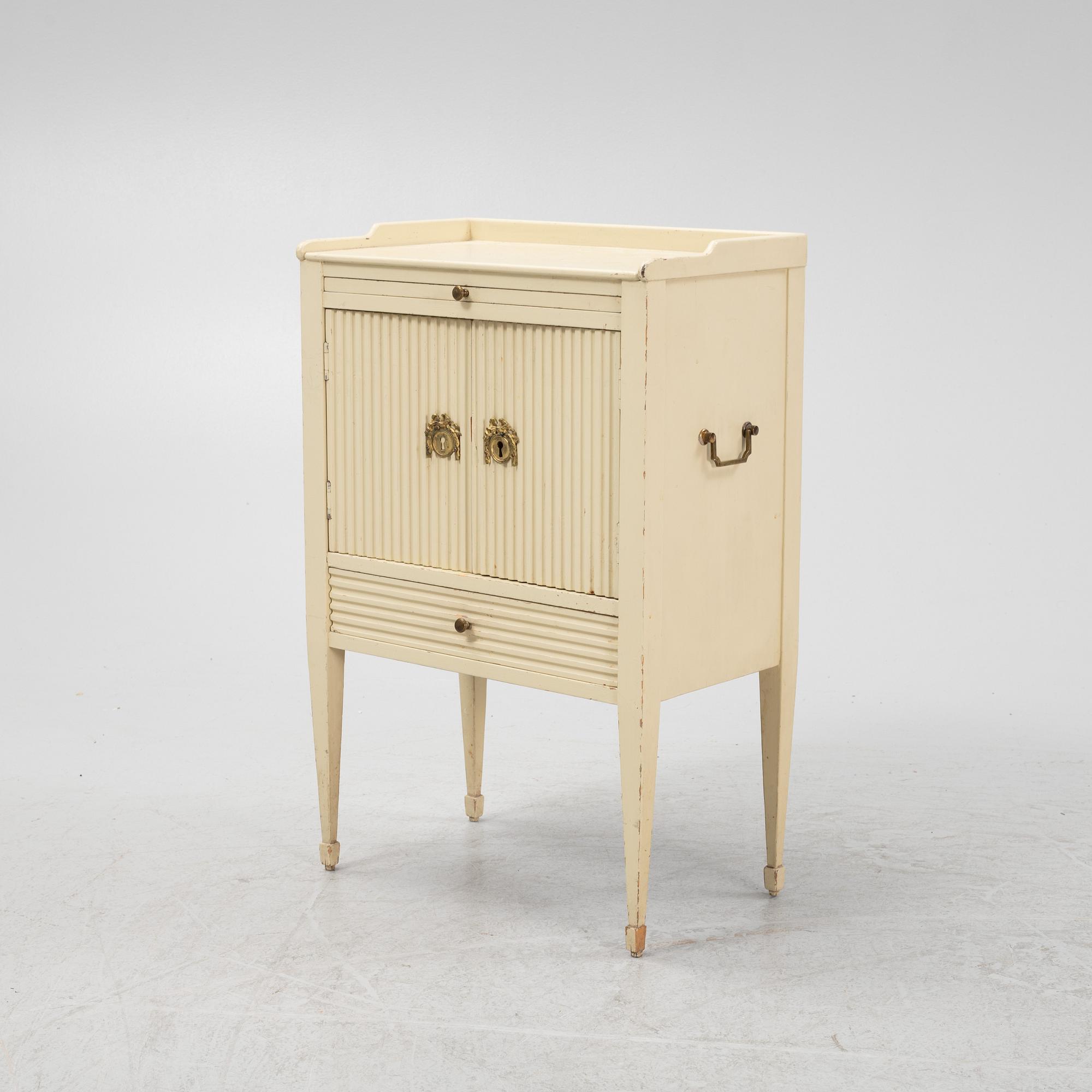 Pottskåp, gustaviansk stil, omkring år 1900.