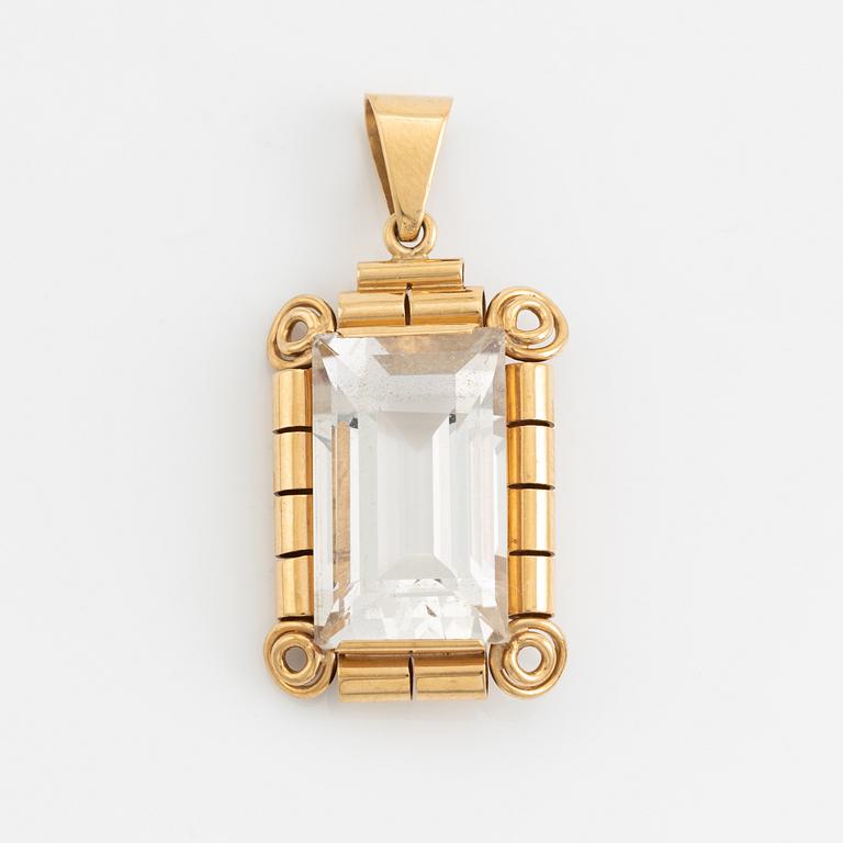 18K gold and rock crystal pendant.
