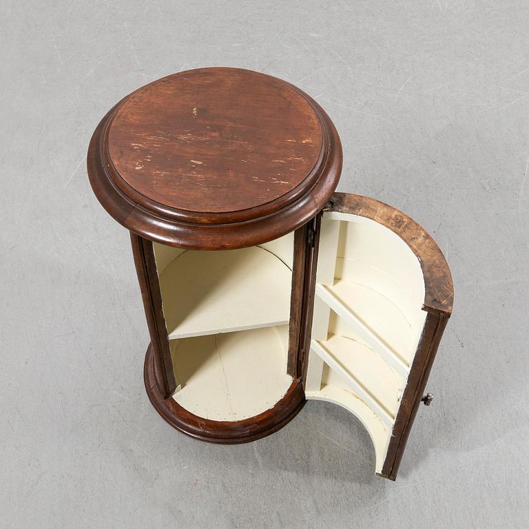 Cabinet, early 20th century.