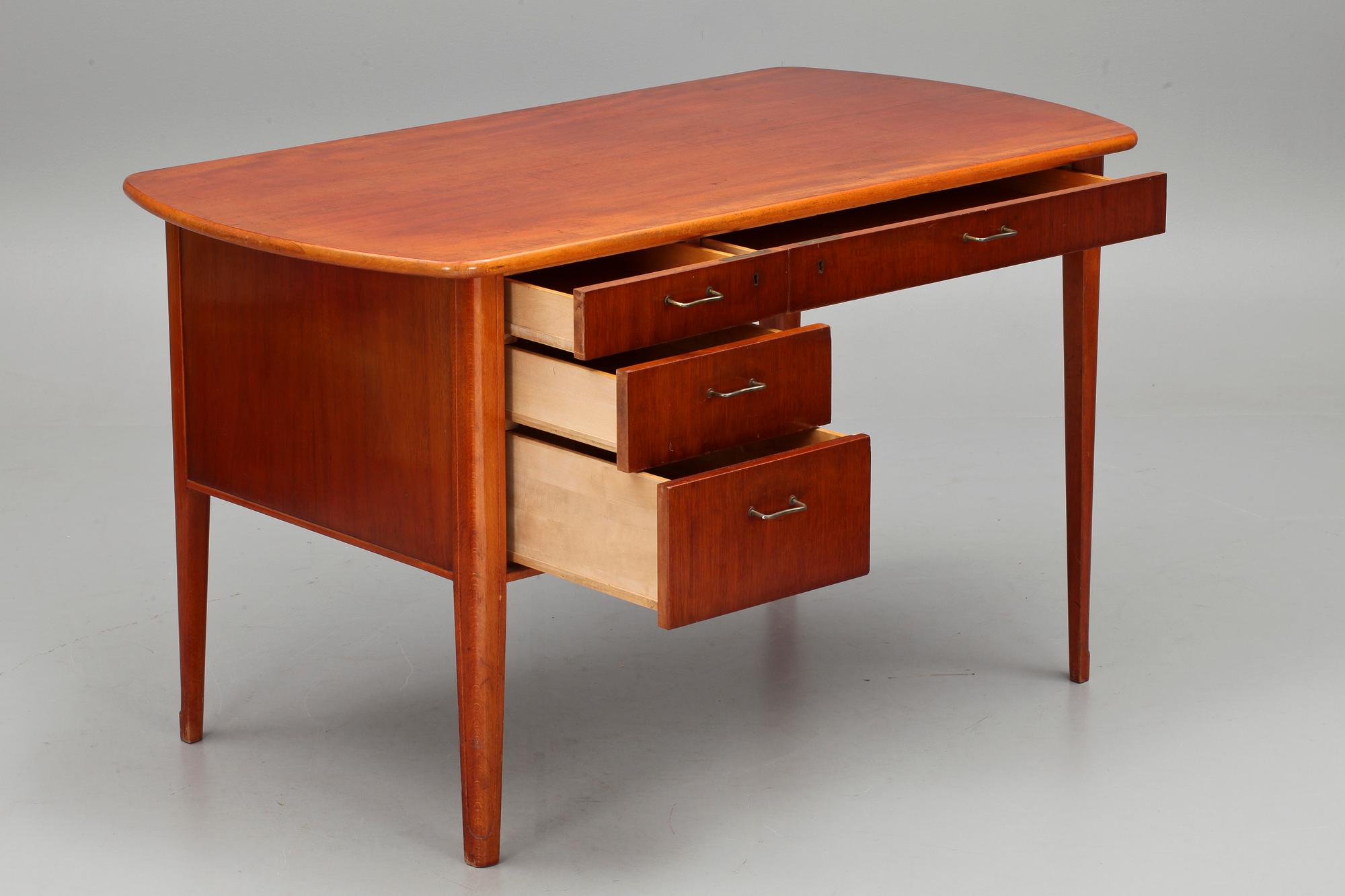 SKRIVBORD samt KARMSTOL, 1900-talets andra hälft.