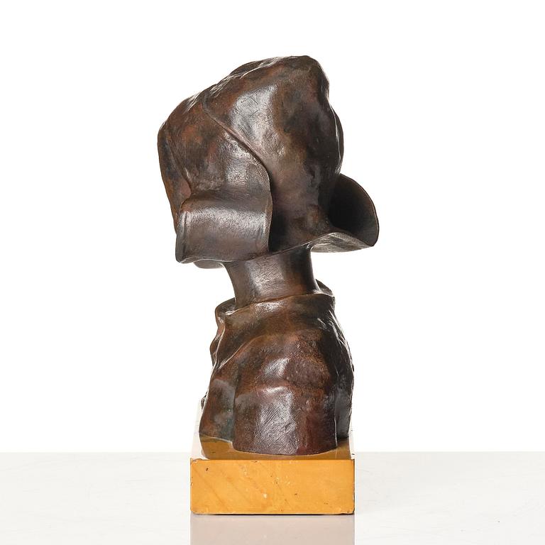 Girl with bonnet.