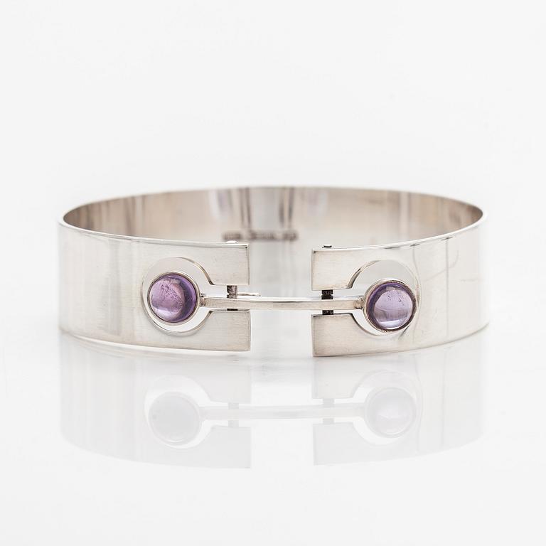 Holger Lindström, armring, cabochonslipade ametister, silver, Helsingfors 1963.