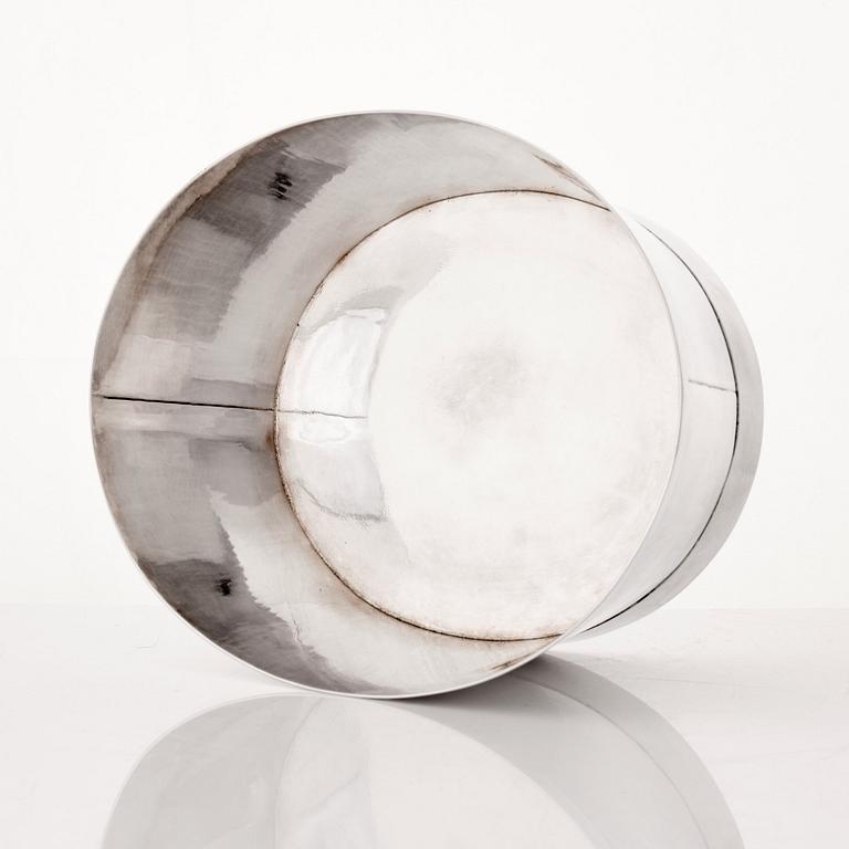 Birger Haglund, skål, Stockholm 1985, sterling, nr  2/10. Utförd i edition om 10 exemplar till Nationalmusei Vänners 75-årsjubileum.