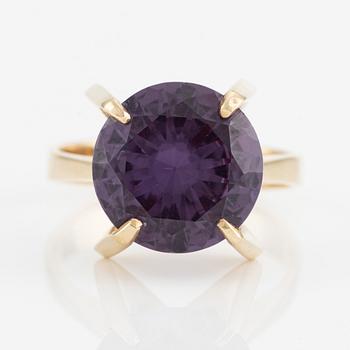 Ring 14K guld med en syntetisk färgväxlande safir.
