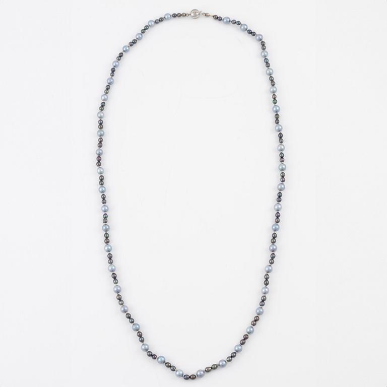 Pearl necklace, clasp in silver.
