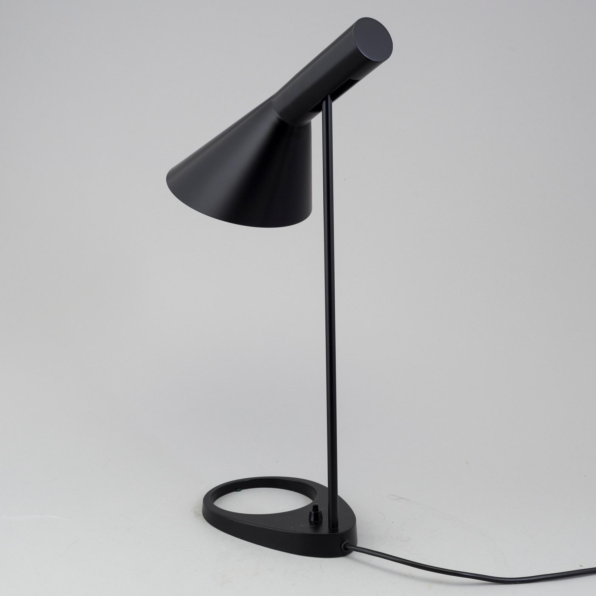 ARNE JACOBSEN, bordslampa, "AJ", Louis Poulsen.
